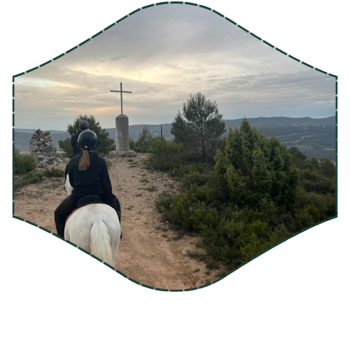 La Herradura caballo blanco con jinete y cruz al fondo